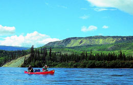 Alaska, Nordamerika, USA: Kanutour auf dem Yukon durch wilde Landschaft